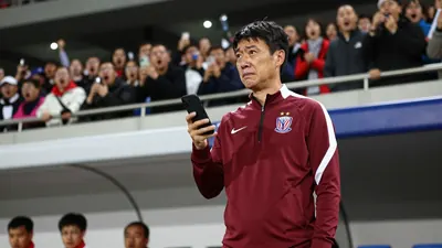 上海申花0-3不敌北京国安后，球迷在官博评论区怒斥管理层和久事集团无能。赛后一名身穿武磊7号球衣的小球迷遭围攻，3名球迷被行政拘留。