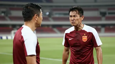 中超第18轮补赛上海申花0-3不敌北京国安后，三名申花球迷围攻身穿武磊球衣男童父亲，中足联对上海赛区通报批评。申花俱乐部接受处罚决定，涉事球迷被行政拘留。