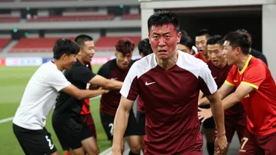 在一场0-3落败的比赛后，一名小球迷穿着武磊7号球衣离场，被上海申花球迷推搡辱骂，此事已引起警方注意。