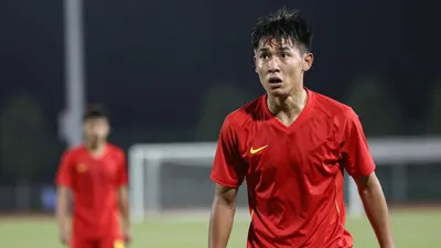 上海申花: 8月18日中超申花0比3负国安后，三名申花球迷围攻穿武磊7号球衣男孩被拘。徐汇警方通报三人因寻衅滋事被行政拘留。