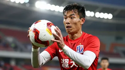 上海申花主场0-3不敌北京国安，赛后场外出现争议事件，一名身穿武磊国家队7号球衣的小球迷与其父亲遭到部分申花球迷的围攻辱骂。